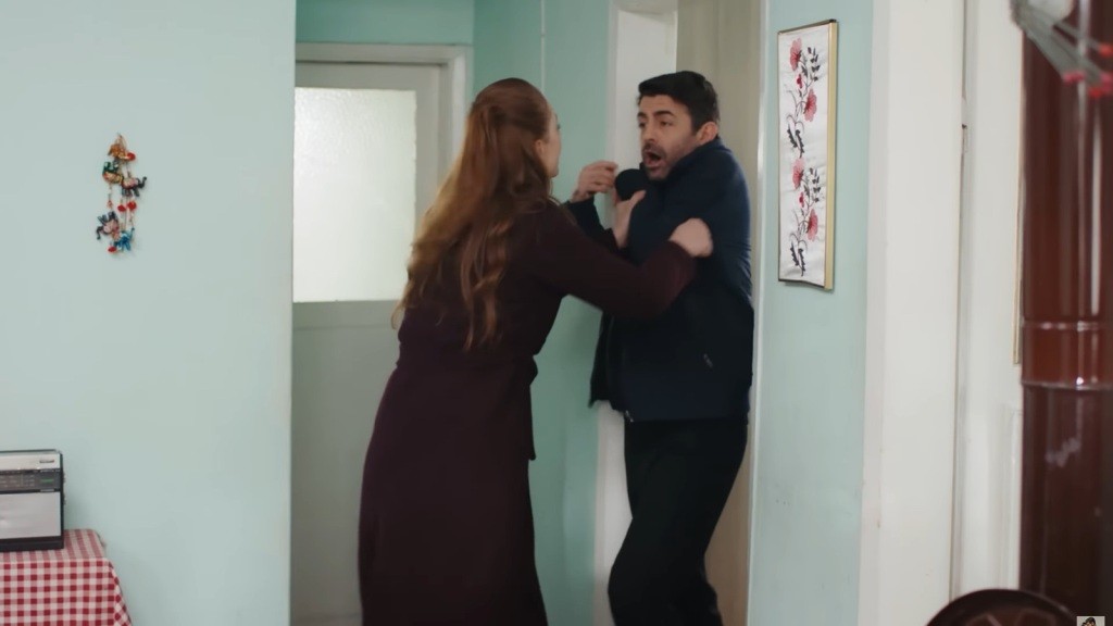Derya wpycha Cemila do pokoju.