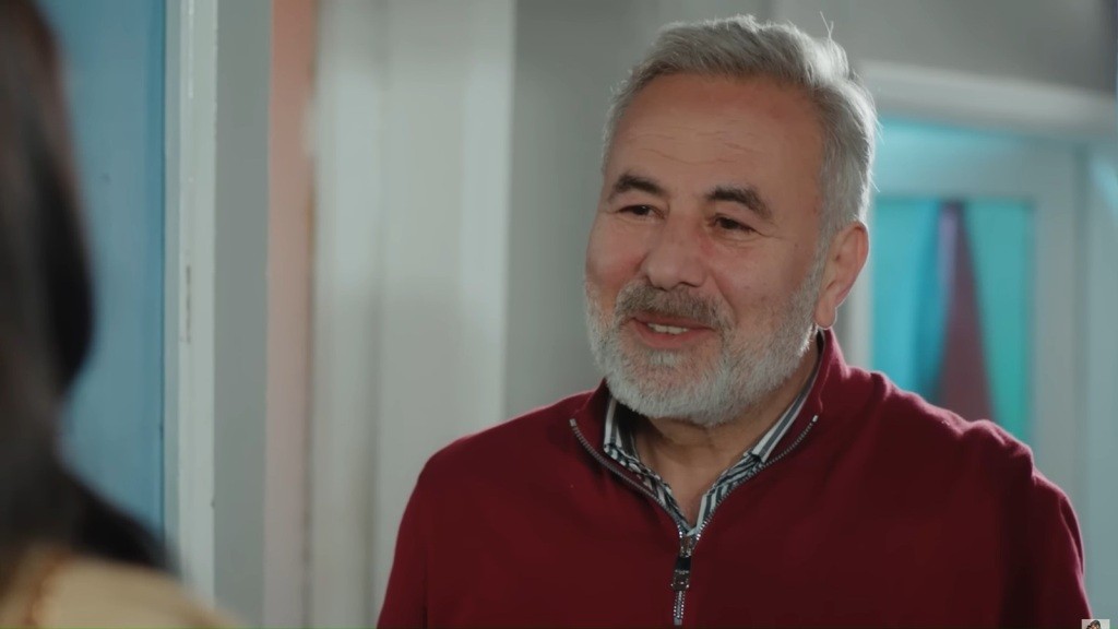 Ertugrul wita Hancer uśmiechem.